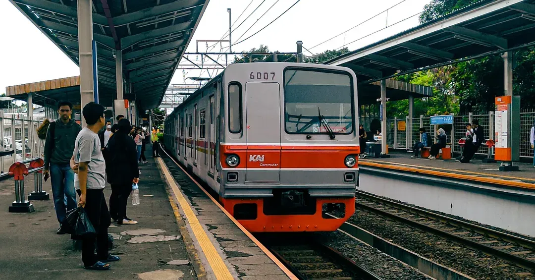 peron stasiun lenteng agung.jpg
