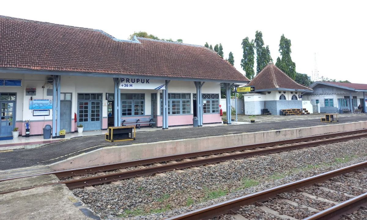 rel kereta di stasiun prupuk